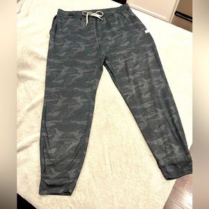 Vouri Performance Jogger in Black Camo Size Large
